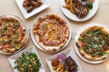 Yeni hazırlanmış yemek / yemek bir restoranda servis edilecek.