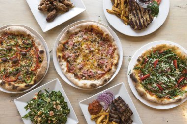 Yeni hazırlanmış yemek / yemek bir restoranda servis edilecek.