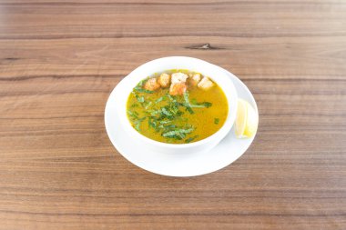 Yeni hazırlanmış yemek / yemek bir restoranda servis edilecek.