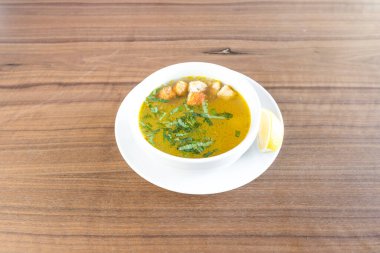 Yeni hazırlanmış yemek / yemek bir restoranda servis edilecek.