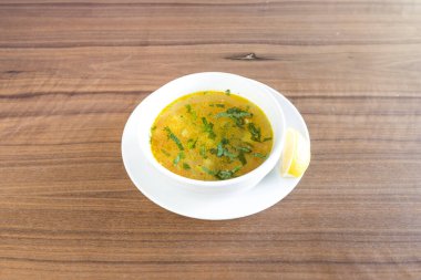 Yeni hazırlanmış yemek / yemek bir restoranda servis edilecek.