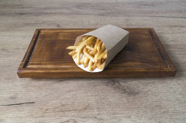 Yeni hazırlanmış yemek / yemek bir restoranda servis edilecek.