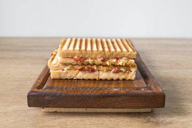 Yeni hazırlanmış yemek / yemek bir restoranda servis edilecek.