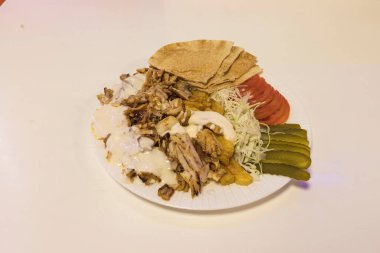 Yeni hazırlanmış yemek / yemek bir restoranda servis edilecek.