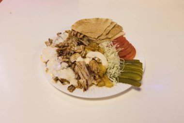 Yeni hazırlanmış yemek / yemek bir restoranda servis edilecek.