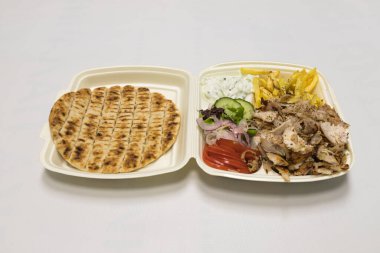 Yeni hazırlanmış yemek / yemek bir restoranda servis edilecek.