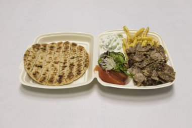 Yeni hazırlanmış yemek / yemek bir restoranda servis edilecek.