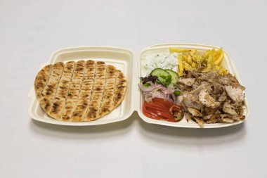 Yeni hazırlanmış yemek / yemek bir restoranda servis edilecek.