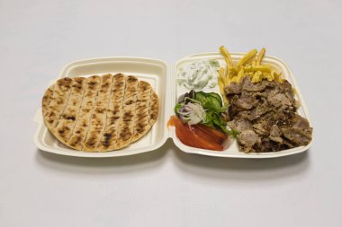 Yeni hazırlanmış yemek / yemek bir restoranda servis edilecek.