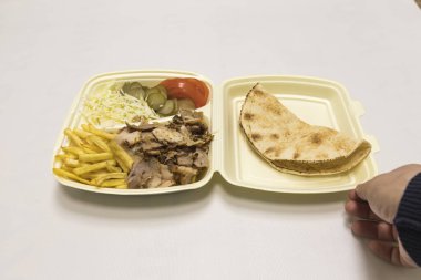 Yeni hazırlanmış yemek / yemek bir restoranda servis edilecek.