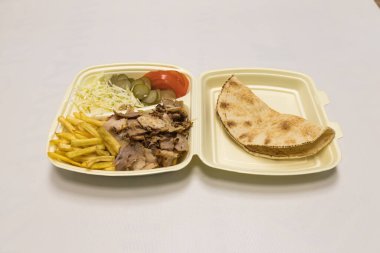 Yeni hazırlanmış yemek / yemek bir restoranda servis edilecek.