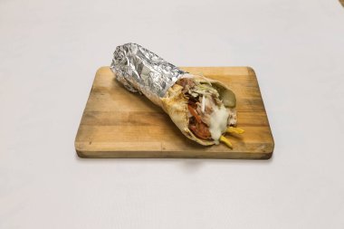 Yeni hazırlanmış yemek / yemek bir restoranda servis edilecek.