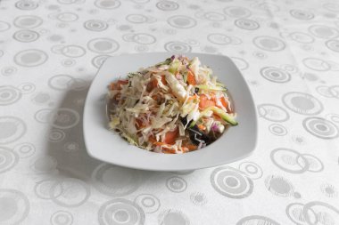 Yeni hazırlanmış yemek / yemek bir restoranda servis edilecek.