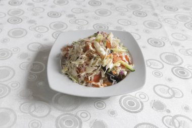 Yeni hazırlanmış yemek / yemek bir restoranda servis edilecek.