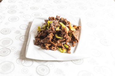 Yeni hazırlanmış yemek / yemek bir restoranda servis edilecek.