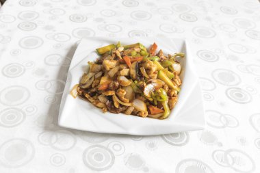 Yeni hazırlanmış yemek / yemek bir restoranda servis edilecek.