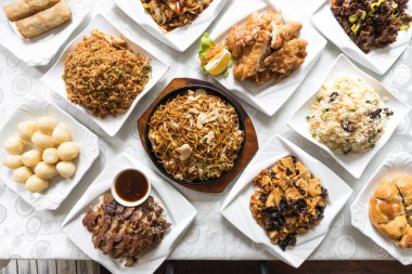 Yeni hazırlanmış yemek / yemek bir restoranda servis edilecek.