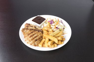 Yeni hazırlanmış yemek / yemek bir restoranda servis edilecek.