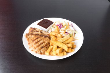 Yeni hazırlanmış yemek / yemek bir restoranda servis edilecek.