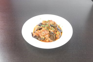 Yeni hazırlanmış yemek / yemek bir restoranda servis edilecek.