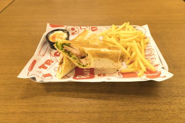 Yeni hazırlanmış yemek / yemek bir restoranda servis edilecek.