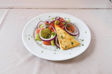 Yeni hazırlanmış yemek / yemek bir restoranda servis edilecek.