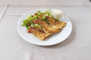 Yeni hazırlanmış yemek / yemek bir restoranda servis edilecek.