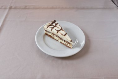 Yeni hazırlanmış yemek / yemek bir restoranda servis edilecek.