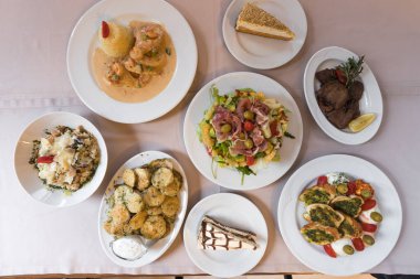 Yeni hazırlanmış yemek / yemek bir restoranda servis edilecek.