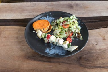 Yeni hazırlanmış yemek / yemek bir restoranda servis edilecek.