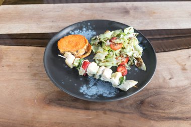 Yeni hazırlanmış yemek / yemek bir restoranda servis edilecek.