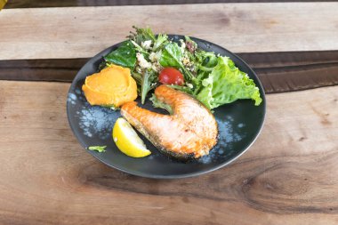 Yeni hazırlanmış yemek / yemek bir restoranda servis edilecek.