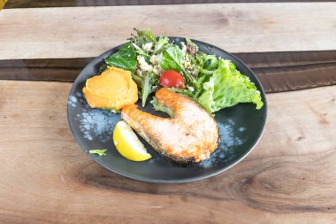 Yeni hazırlanmış yemek / yemek bir restoranda servis edilecek.