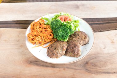 Yeni hazırlanmış yemek / yemek bir restoranda servis edilecek.