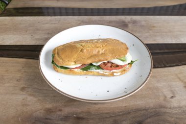 Yeni hazırlanmış yemek / yemek bir restoranda servis edilecek.