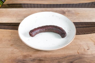 Yeni hazırlanmış yemek / yemek bir restoranda servis edilecek.