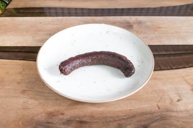 Yeni hazırlanmış yemek / yemek bir restoranda servis edilecek.