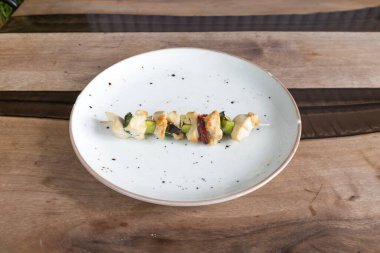 Yeni hazırlanmış yemek / yemek bir restoranda servis edilecek.