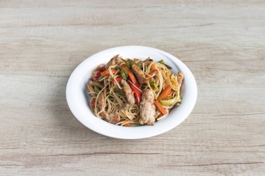 Yeni hazırlanmış yemek / yemek bir restoranda servis edilecek.