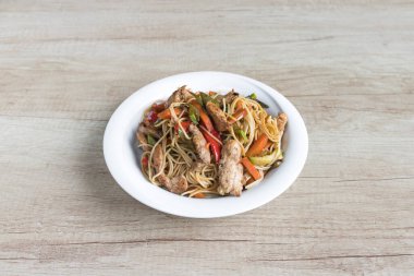 Yeni hazırlanmış yemek / yemek bir restoranda servis edilecek.