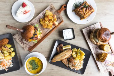 Yeni hazırlanmış yemek / yemek bir restoranda servis edilecek.