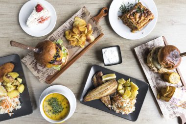 Yeni hazırlanmış yemek / yemek bir restoranda servis edilecek.