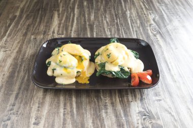 Yeni hazırlanmış yemek / yemek bir restoranda servis edilecek.