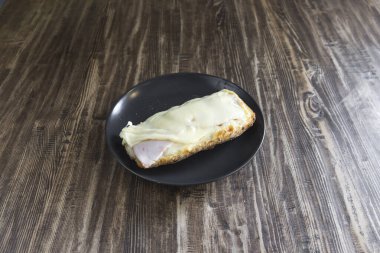 Yeni hazırlanmış yemek / yemek bir restoranda servis edilecek.