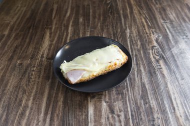 Yeni hazırlanmış yemek / yemek bir restoranda servis edilecek.