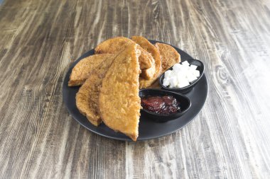 Yeni hazırlanmış yemek / yemek bir restoranda servis edilecek.