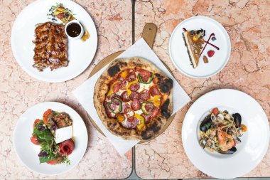 Yeni hazırlanmış yemek / yemek bir restoranda servis edilecek.