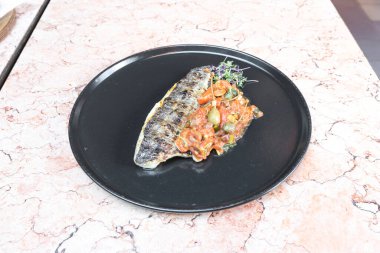 Yeni hazırlanmış yemek / yemek bir restoranda servis edilecek.