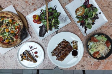 Yeni hazırlanmış yemek / yemek bir restoranda servis edilecek.