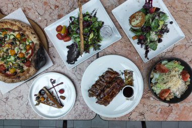 Yeni hazırlanmış yemek / yemek bir restoranda servis edilecek.